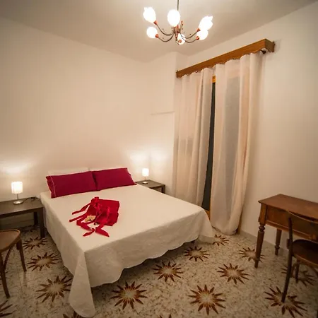 Bed & Breakfast A Cast Castellaneta